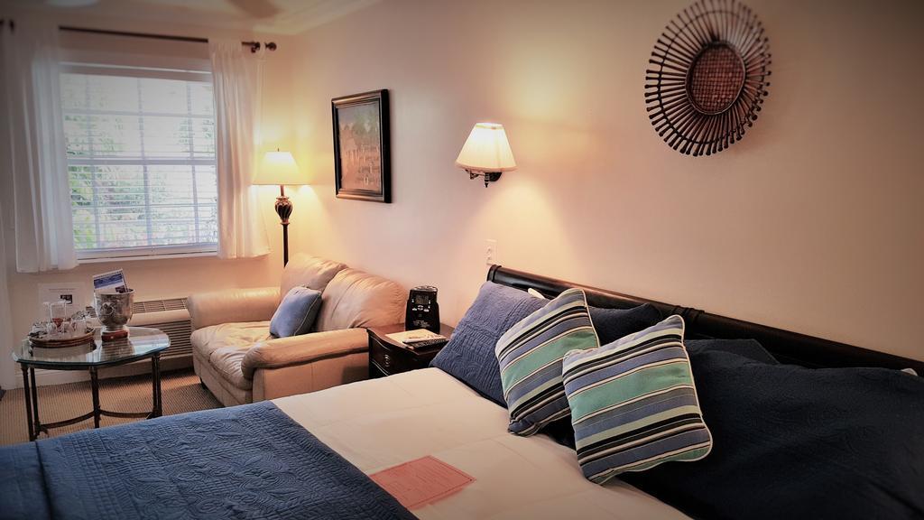 The Caribbean Court Boutique Hotel Vero Beach Exterior photo